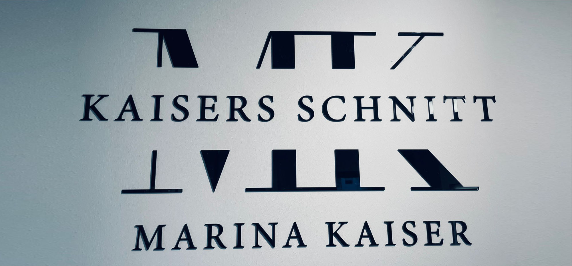 Eingangsbereich Kaisers Schnitt Logo